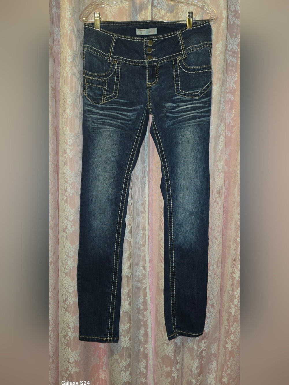 No Boundaries Women's Dark Wash Skinny Jeans - Dark Blue